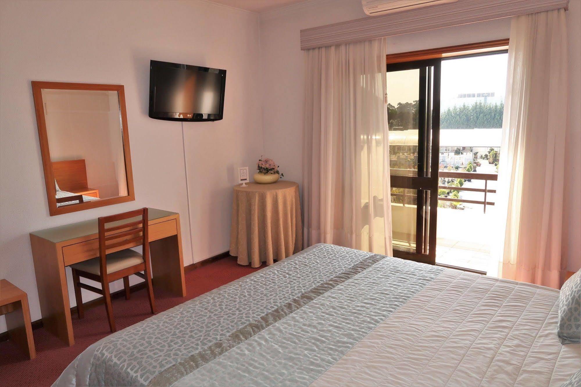 Hotel Contriz โปโว เดอ วาร์ซิม ภายนอก รูปภาพ