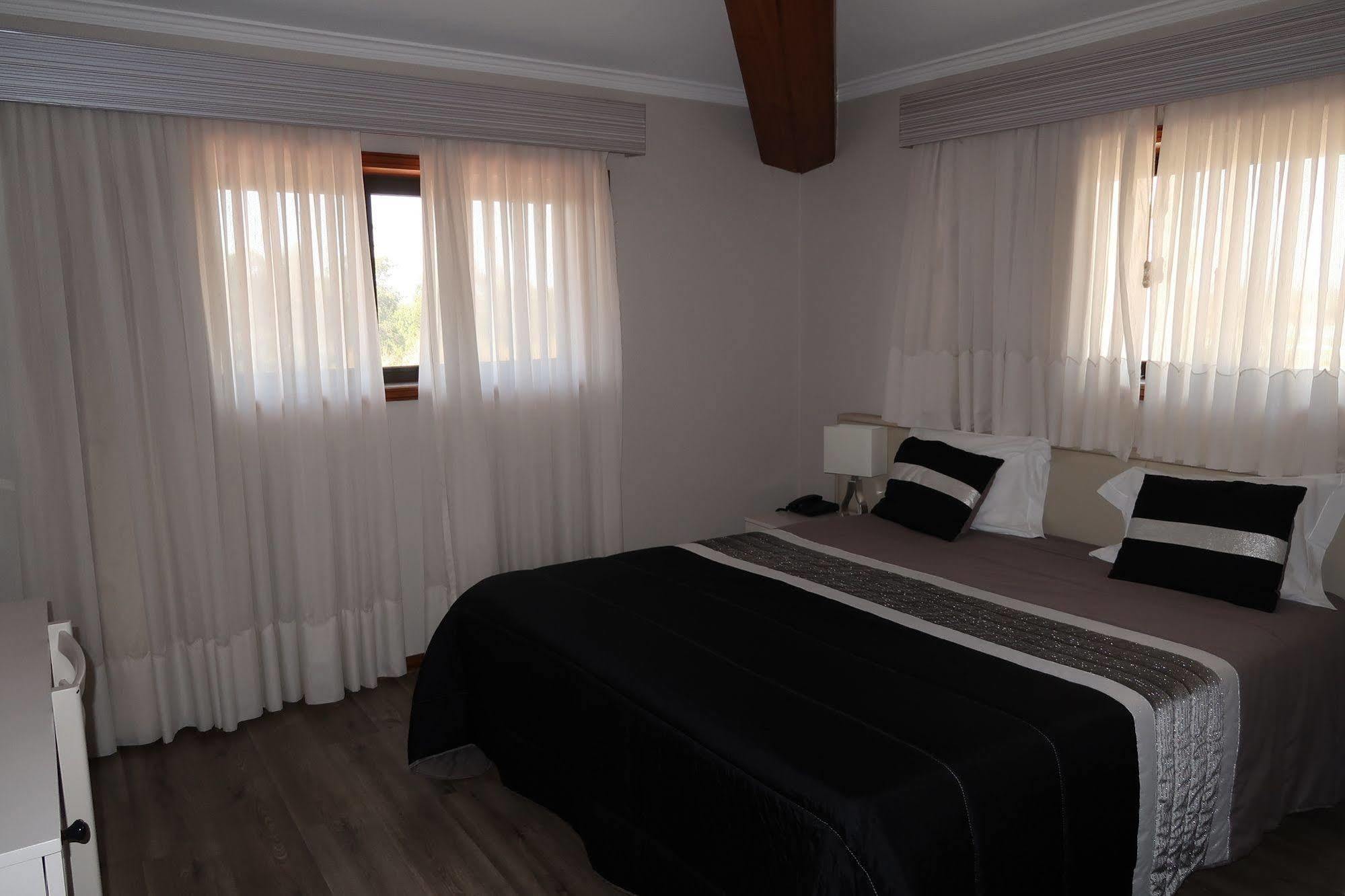 Hotel Contriz โปโว เดอ วาร์ซิม ภายนอก รูปภาพ